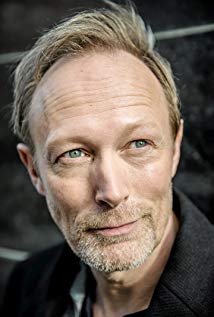 How tall is Lars Mikkelsen?